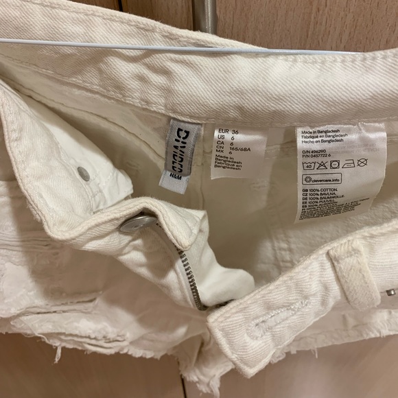 WHITE SHORTS - Picture 3 of 4